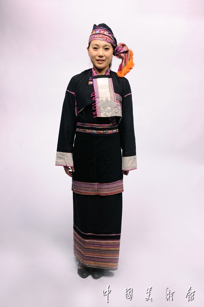 叠绣挑花女服